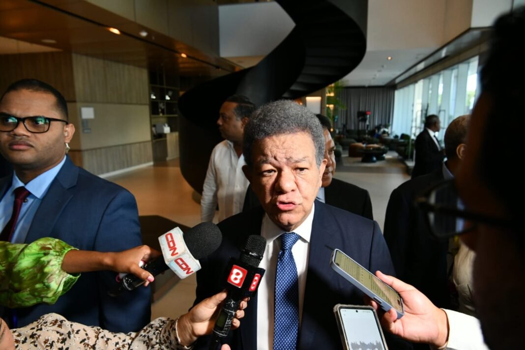 Leonel Fernández plantea que la inteligencia artificial redefinirá el sistema de salud